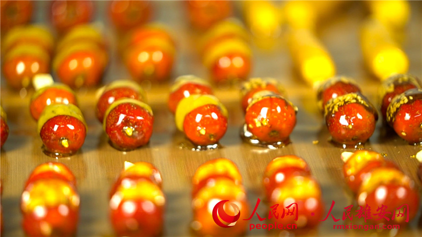 Photo shows finished  "tanghulu", a traditional Chinese snack of candied fruit. (People’s Daily Online/Yang Hualong)