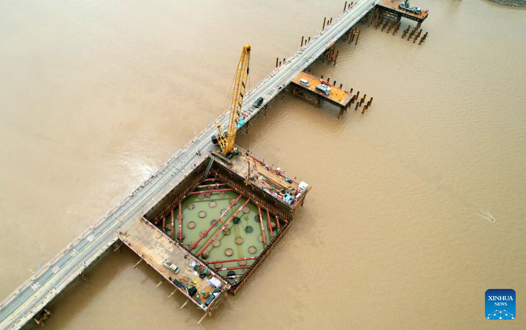 Super major bridge along Xiong'an-Shangqiu high-speed railway under construction